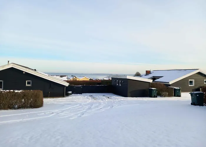 Cozy Near Forest And בית נופש